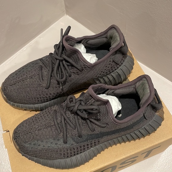 Yeezy Boost 350 V2 US Size 5 Cinder - Picture 5 of 7